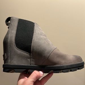 Great used condition size 8.5 Sorels wedge boots in Quarry grey. Real leather
